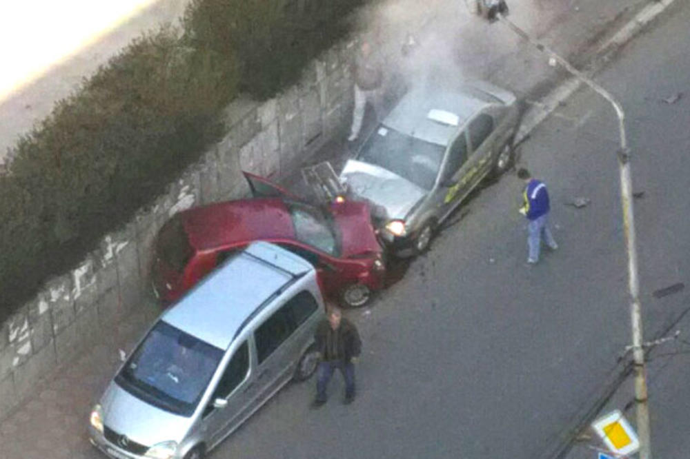 KRVI JE BILO PO CELOJ ULICI! Taksista u Zaječaru se zakucao u znak pa u auto, STRADAO NA MESTU! (FOTO)