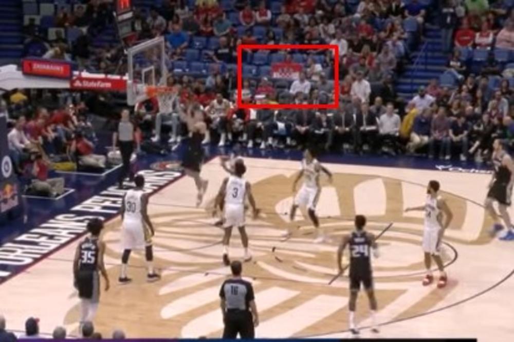 Hrvatska zastava na tribinama tokom meča Kingsa i Pelikansa