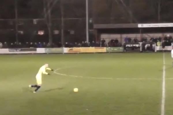 JEDAN OD NAJLUĐIH GOLOVA SEZONE: Golman degažirao loptu kod protivničkog gola, u sledećem momentu je vadio iz svog!