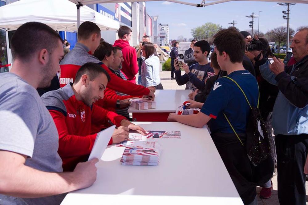 BOAĆI VELIČAO ZVEZDU NA DRUŽENJU S NAVIJAČIMA: U ovim momentima se vidi koliko je klub veliki!