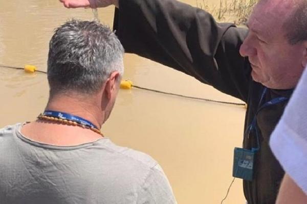 VELIČA UBIJANJE SRBA, A SADA OTIŠAO U SVETU ZEMLJU: Zbog ove fotografije TOMPSONA se SVI KRSTE! (FOTO)