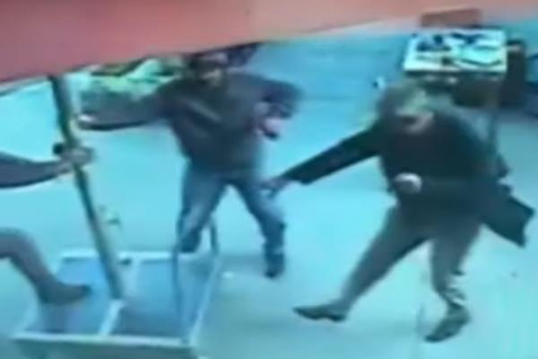 ČOVEK POLETEO NA SUNCOBRANU: Nije šala! Shvatićete kad pogledate video iz TURSKE (VIDEO)