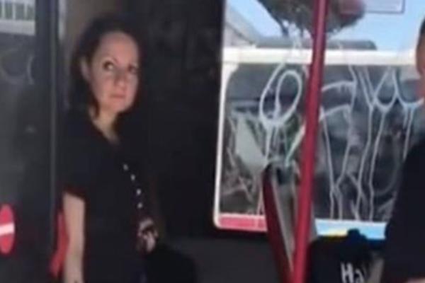 DVE BEOGRAĐANKE SU UŠLE U AUTOBUS I NIKO NIJE MOGAO DA PRESTANE DA IH GLEDA: Šokiraćete se kada vidite ZAŠTO (FOTO)