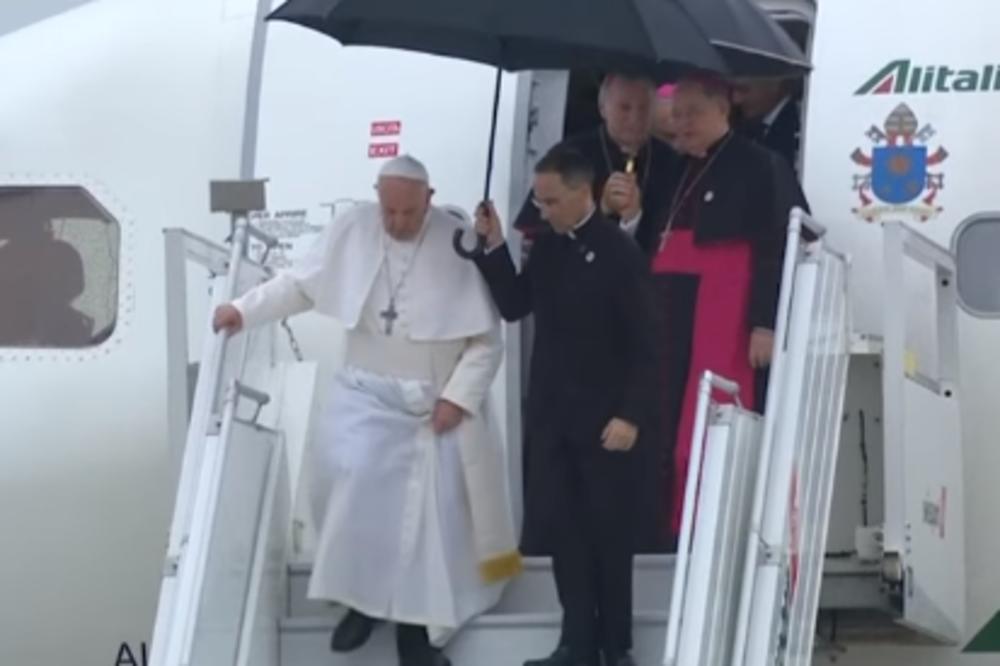 ISTRČAO IZ MASE I KRENUO KA AUTOMOBILU! Incident tokom posete pape Maroku