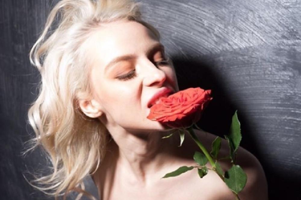 SKINULA SE PRELEPA RUSKINJA: Pozirala u toplesu, a obećala da će potpuno naga proslaviti titulu!