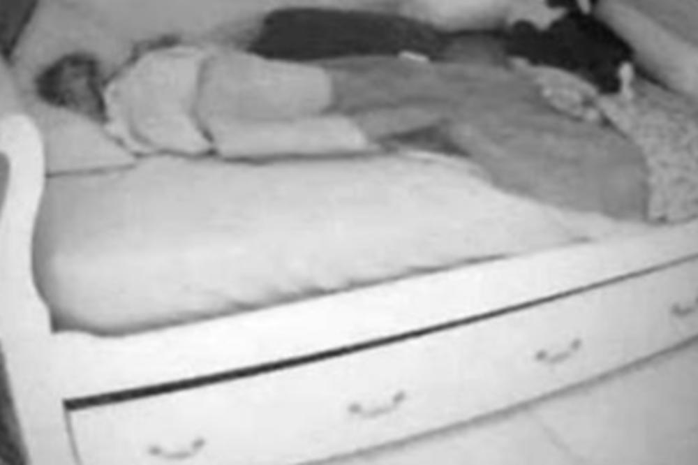 POSTAVILA JE KAMERU U SOBU SVOJE ĆERKE: Kada je videla šta je počelo DA IZLAZI iz kreveta, ONESVESTILA SE! (VIDEO)