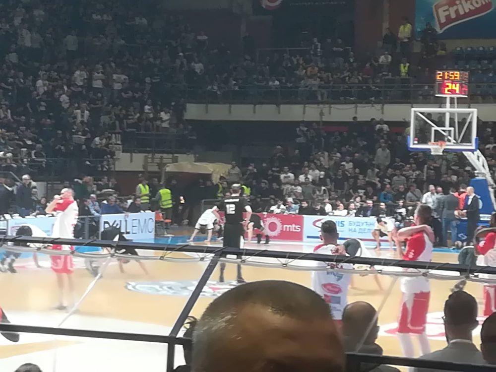 Novica Veličković na zagrevanju pred meč