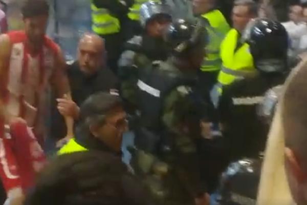 POLICIJA REAGOVALA NA ISPADE GROBARA: Navijači sa tribina gađali isključenog igrača koji je jedva ušao u tunel!