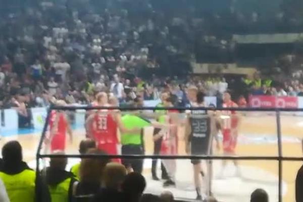 FRKA NA TERENU! ZAVARNIČILO MEĐU CENTRIMA: Grobari skandiraju uvredljiv slogan na račun Maika Cirbesa!