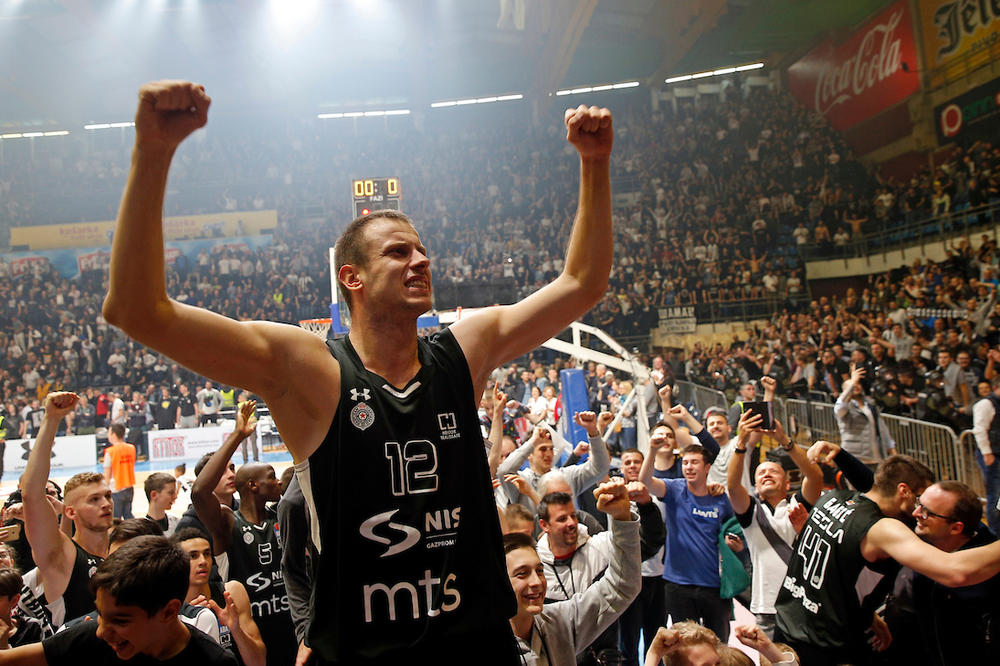 NOVICA POVEO NAVIJANJE KOD JUGA, PA NAPRAVIO HAOS SA KIMIJEVCIMA: Od pesme Grobara tresao se Pionir!