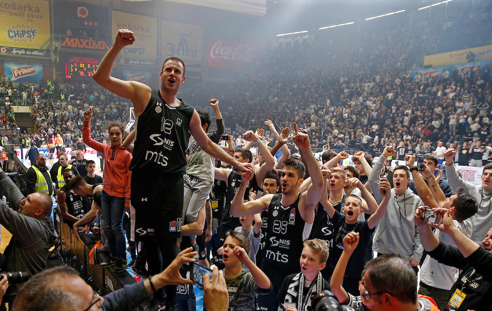Košarkaši Partizana posle pobede u derbiju  