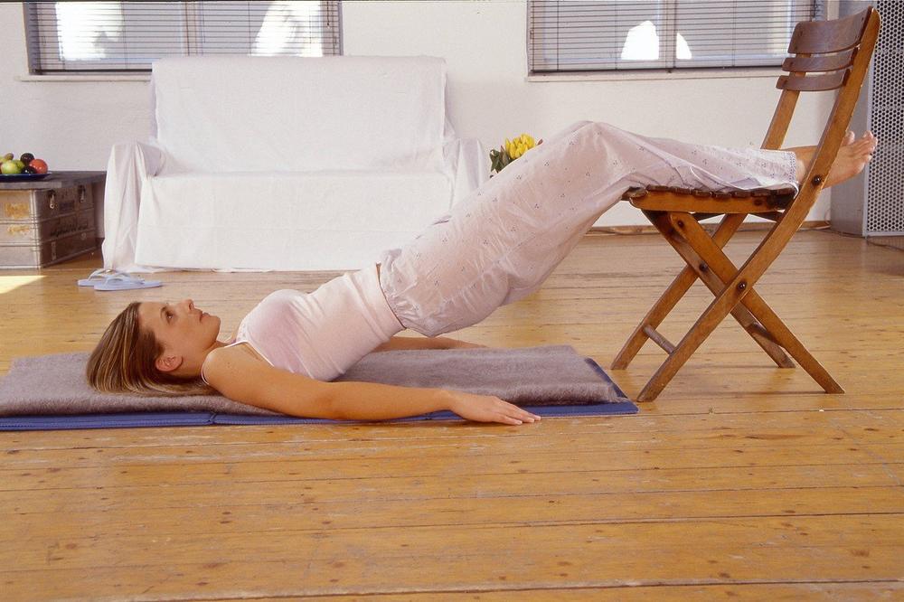 KAKO DA SE PREPOLOVITE DO LETA I SPALITE SVE MASNOĆE? Potrebna vam je samo STOLICA i 10 minuta VEŽBANJA DNEVNO