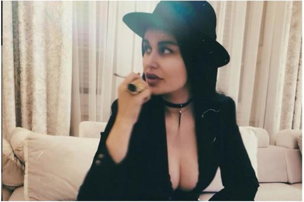 PEVAČICA OBJAVILA EKSPLICITNI SNIMAK: Indi isturila BUJNE GRUDI u prvi plan, pa izvela performans! (VIDEO)