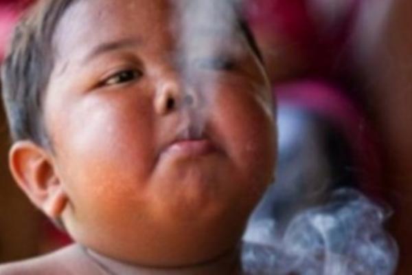 KAO DVOGODIŠNJAK JE PUŠIO 40 CIGARETA DNEVNO: Osam godina kasnije izgleda OVAKO, a ima i novi POROK (FOTO)