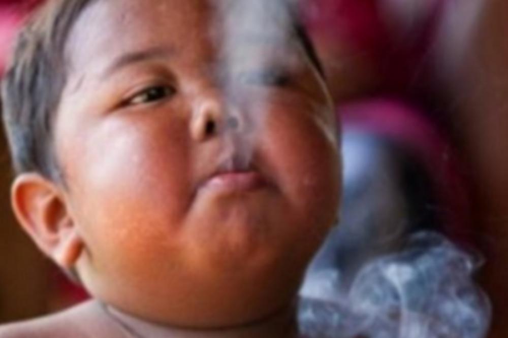 KAO DVOGODIŠNJAK JE PUŠIO 40 CIGARETA DNEVNO: Osam godina kasnije izgleda OVAKO, a ima i novi POROK (FOTO)