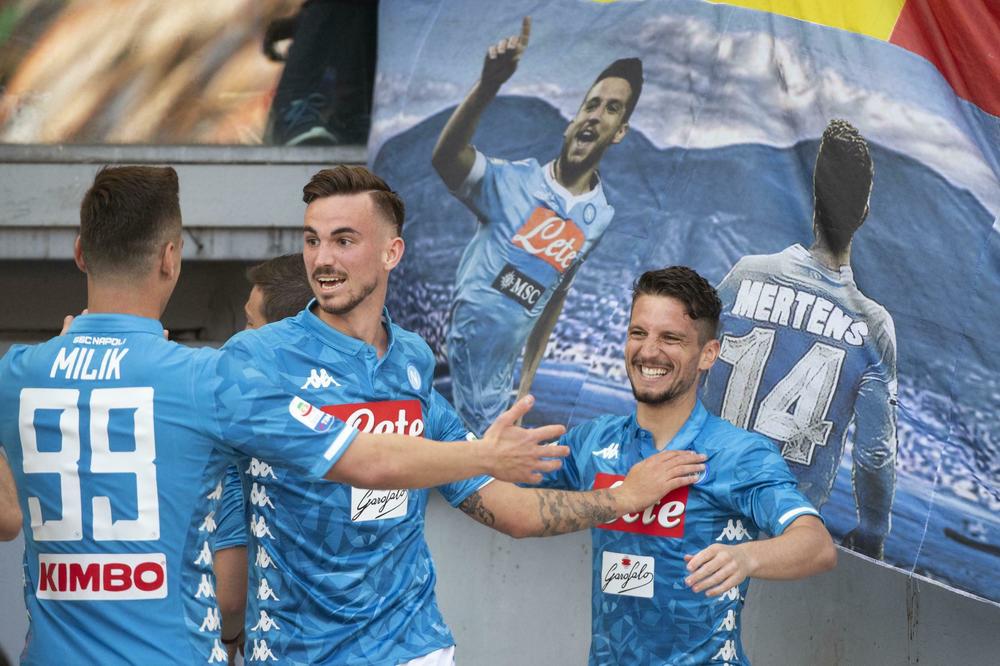 SRPSKA PESMA U SVLAČIONICI NAPOLIJA: Dris Mertens igrao uz taktove čuvene kafanske numere!