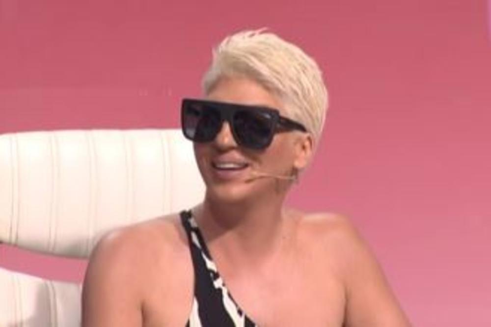 GOVORILA JE DA JOJ JK NIJE PRIJATELJICA: Pevačica se sada JAVNO obratila Karleuši i to na njen rođendan! (FOTO)