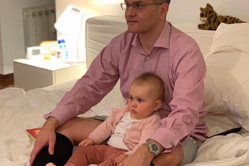 JEREMIĆ U BOKSERICAMA I DOKOLENICAMA DRŽI ĆERKU! Ova fotografija postala je pravi HIT na INTERNETU (FOTO)