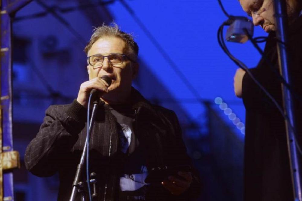 SRBI ZA VLAST NISU NAROD, ALI ROMI I OSTALE MANJINE JESU! Lečić se IZBLAMIRAO na PROTESTU, nikom nije ništa jasno