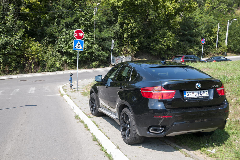 DEVOJKA JE OSTAVILA SVOJ BROJ NA BMW X6: Prolaznik je to video, pa uradio nešto urnebesno!