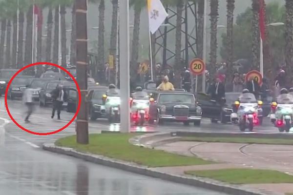 POJURIO JE KA PAPINOM VOZILU! Mladić izazvao PANIKU, a onda je otkrivena PORUKA koju je hteo da preda!