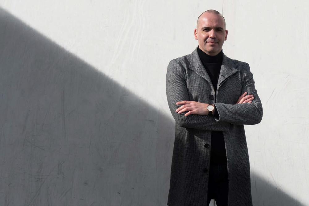 NEDOVRŠENA REČ: Zagonetno poigravanje sa svakodnevicom na izložbi fotografa Garsije De Marine