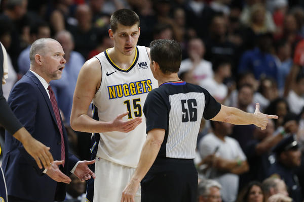 MAJK MELOUN POLUDEO ZBOG NIKOLE JOKIĆA: Trener Denvera žestoko raspalio po srpskom košarkašu zbog isključenja!