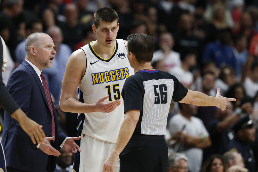 MAJK MELOUN POLUDEO ZBOG NIKOLE JOKIĆA: Trener Denvera žestoko raspalio po srpskom košarkašu zbog isključenja!