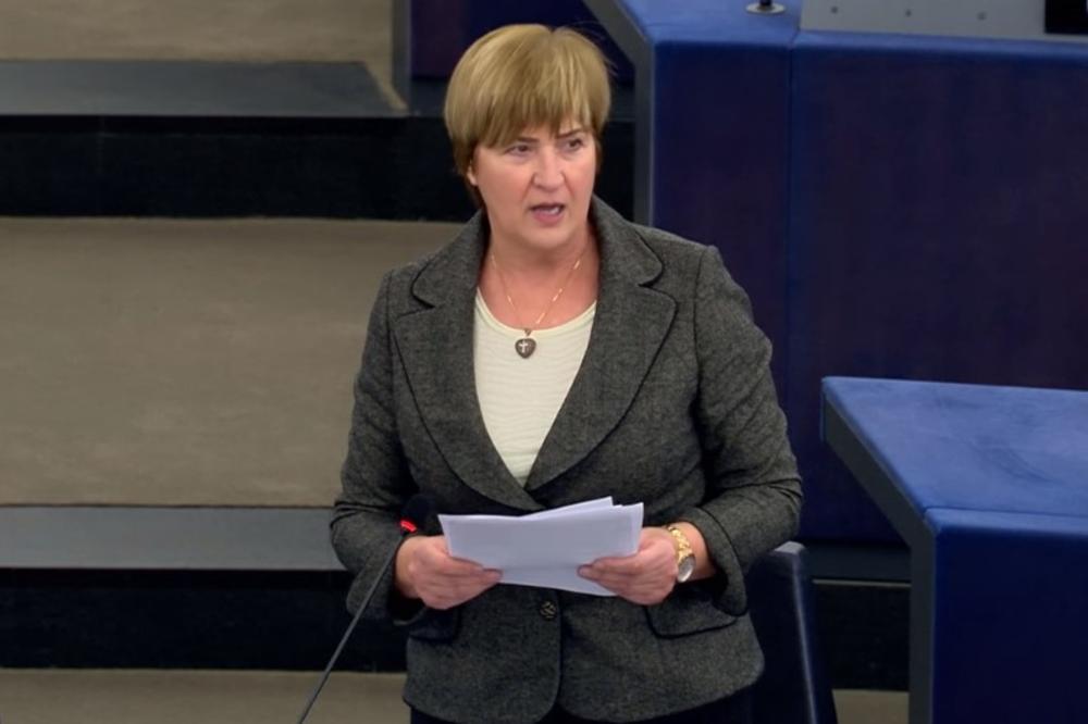 NJEN GLAVNI CILJ JE BLOKIRANJE SRBIJE NA PUTU ZA EU! Ova HRVATICA MRZI SRBE iz dna duše, a ušla je u parlament EU!