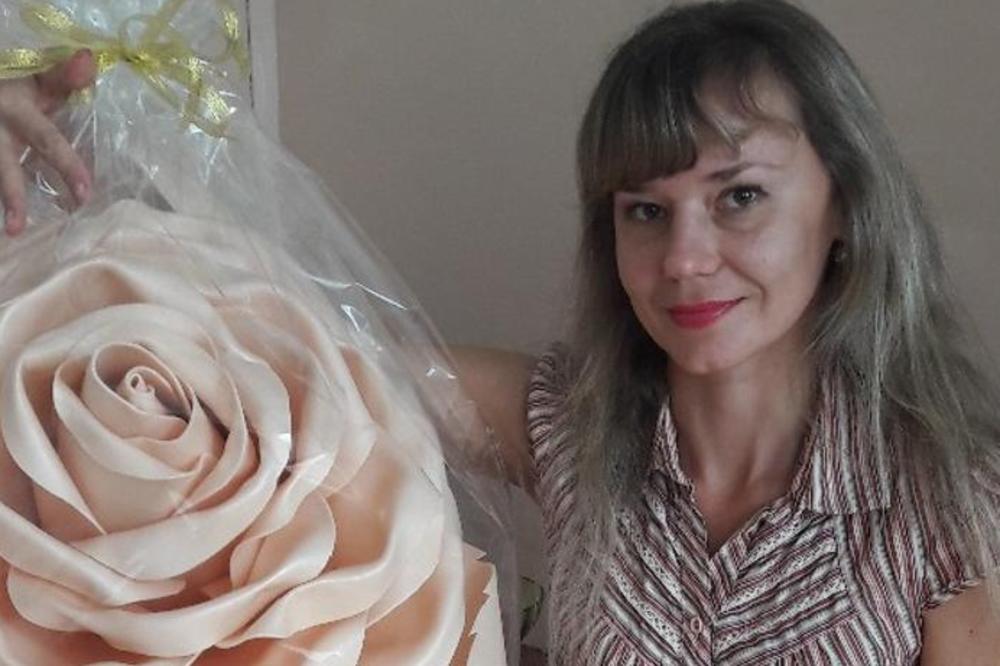 TAKO SE OBLAČE SAMO PROSTITUTKE! Učiteljica morala da da OTKAZ zbog slike u haljini - da li je ovo neprimereno?