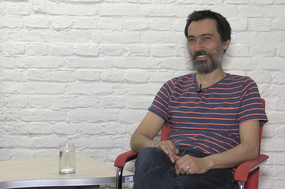 MILOŠ TOMIĆ: O muzičkim traumama i najglupljim filmovima (VIDEO)