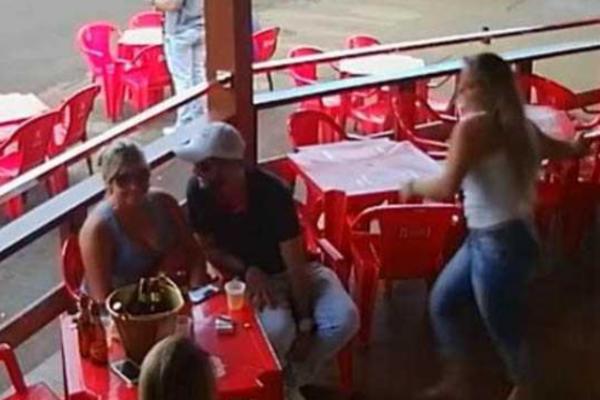 OVAKVU REAKCIJU JOŠ NISTE VIDELI: Žena uhvatila muža sa ljubavnicom! (VIDEO)