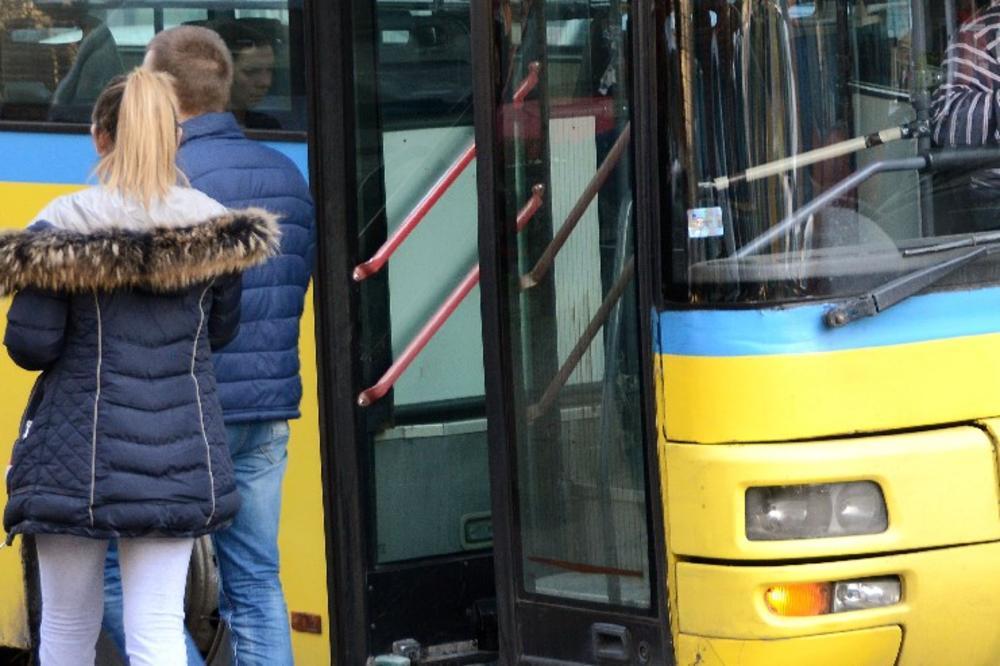 DRAMA NA LINIJI 27E U BEOGRADU: Putnici se gurali u autobusu, povređena starija žena (68)