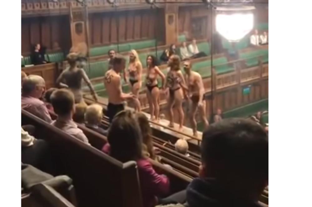 SKINULI SE GOLI I ZALEPILI SE LEPKOM ZA STAKLO! Aktivisti upali u britanski parlament, a OVO im je bio cilj (VIDEO)