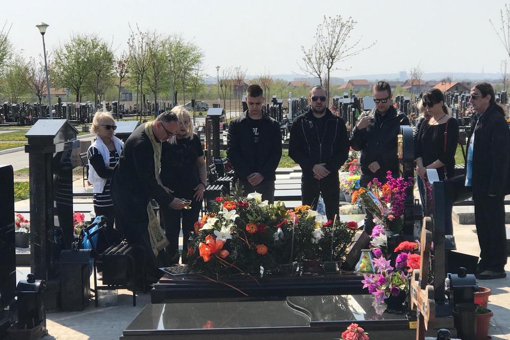 3 GODINE OD BRUTALNOG UBISTVA JELENE MARJANOVIĆ: Na groblju je Zoran sa porodicom, TU SU I DVE MISTERIOZNE PLAVUŠE