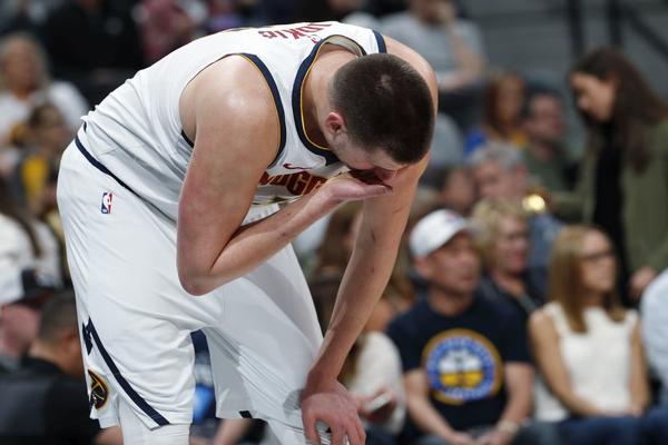 JOKIĆ JE SAV U OGREBOTINAMA I MODRICAMA! TOLIKO GA BIJU! Majka mu pomaže da mu brže zarastaju rane od batina!