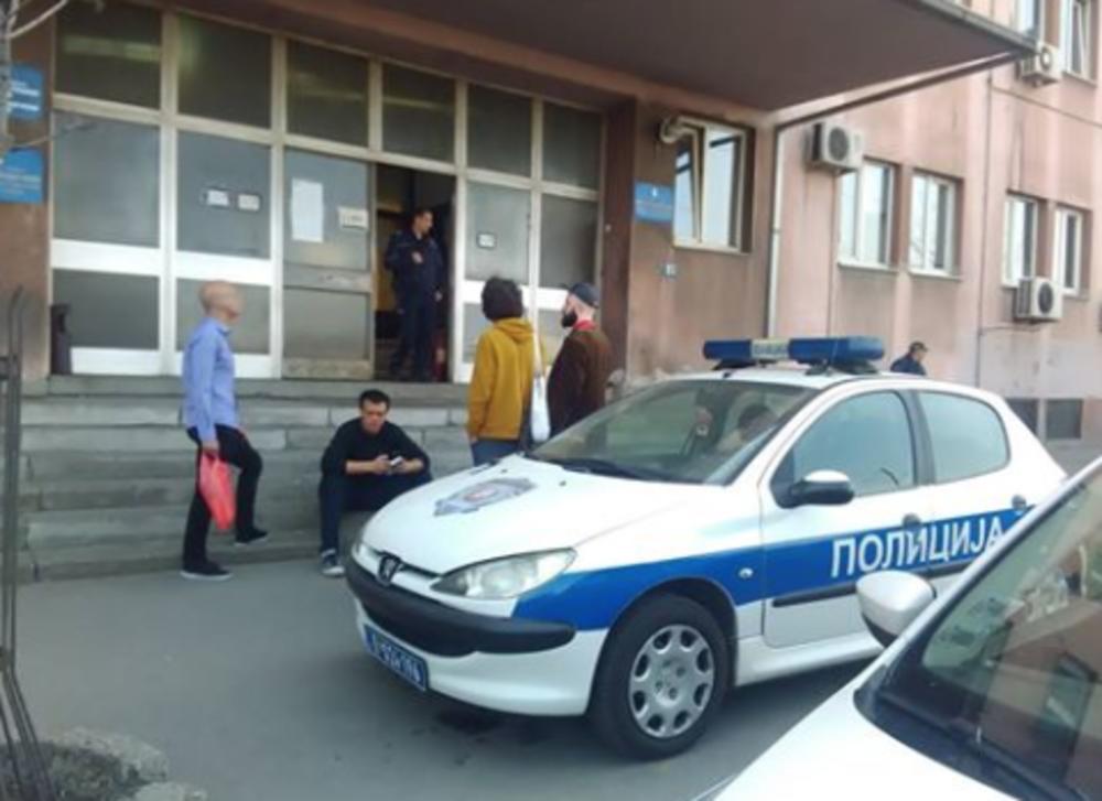 Aktivisti združene akcije Krov nad glavom čekaju ispred policijske stanice da Danijelu puste na slobodu  