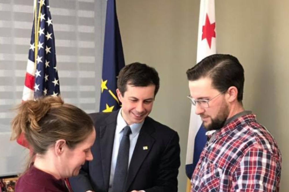 PAR SE POJAVIO PRED GRADONAČELNIKOM SA HITNIM ZAHTEVOM: Odmah zatim, dogodilo se nešto prelepo! (FOTO)