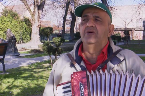 SRPSKI HARMONIKAŠ POSTAO ATRAKCIJA U HRVATSKOJ! Na ulici svira pesme iz Šumadije, a reakcije su odlične!