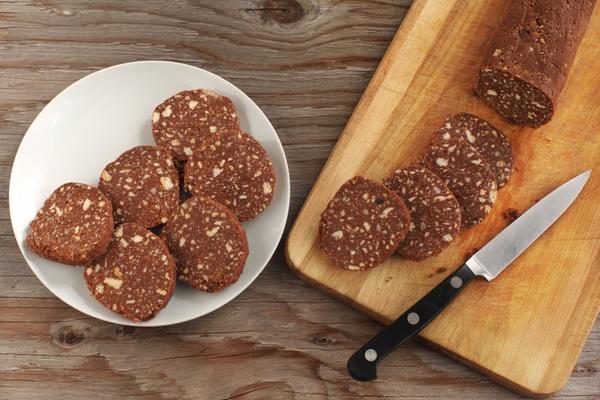 ČOKOLADNA SALAMA JE PREUKUSNA, IAKO NE ZVUČI TAKO: Ne peče se, lako se pravi, a tajna je u OVOM sastojku! (RECEPT)