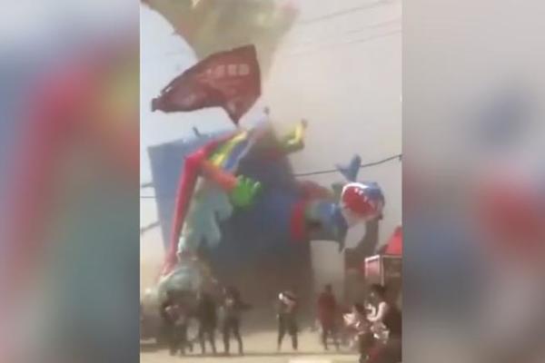 DEČIJA IGRAONICA JE ODJEDNOM POLETELA U VAZDUH! Strašni vremenski fenomen odneo je živote dva mališana! (VIDEO)