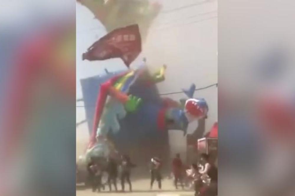 DEČIJA IGRAONICA JE ODJEDNOM POLETELA U VAZDUH! Strašni vremenski fenomen odneo je živote dva mališana! (VIDEO)