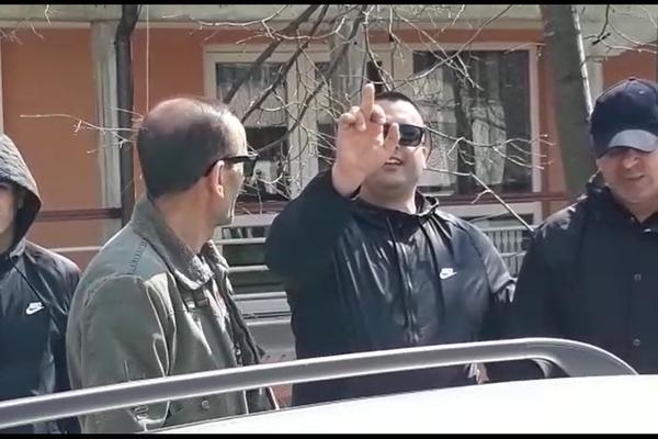 ŠTANGLOM SU RAZBIJALI GLAVU BORKU, A OVAKO SU DANAS BRANILI JUTKU! Batinaši dizali srednji prst u Brusu (VIDEO)