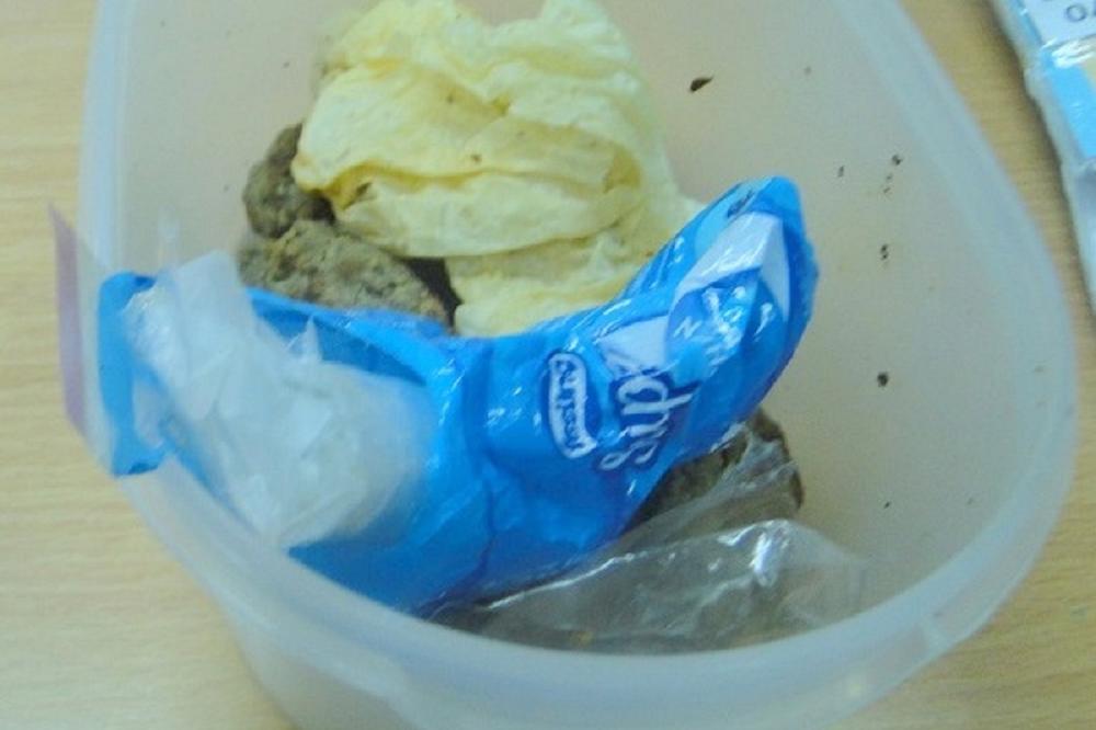 ĆEVAPI I PIĆA BILI SU U GEPEKU RENOA: Kad su Carinici pogledali malo bolje - IMALI SU I ŠTA DA VIDE (FOTO)