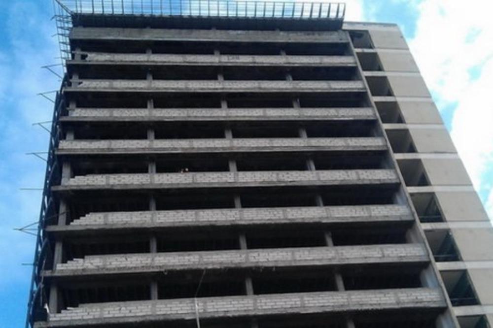 UŽAS U NOVOM SADU: Mladić (22) pao sa ZGRADE i ostao na mestu mrtav. Od siline udarca uništen auto na koji pao!