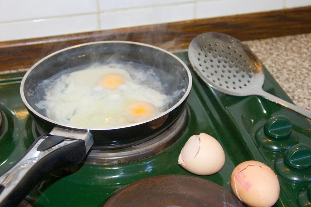 OVO JE JEDINI PRAVI NAČIN DA SPREMITE JAJE NA OKO: Belance će biti PRŽENO, a žumance TEČNO!