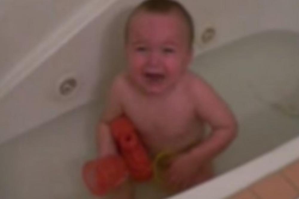 Utrčao je u kupatilo jer je čuo da beba vrišti! Kad je video zašto plače, nije ni njemu bilo dobro!