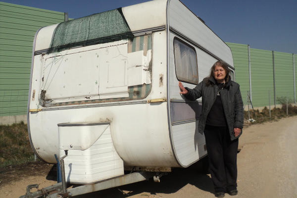 RUŽICA JE RADILA U VLADI SRBIJE, A SAD ŽIVI U PRIKOLICI PORED KORIDORA 10: Nema struju, nema vodu, nema ogrev!