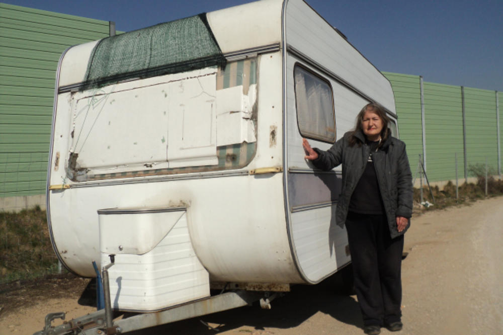 RUŽICA JE RADILA U VLADI SRBIJE, A SAD ŽIVI U PRIKOLICI PORED KORIDORA 10: Nema struju, nema vodu, nema ogrev!