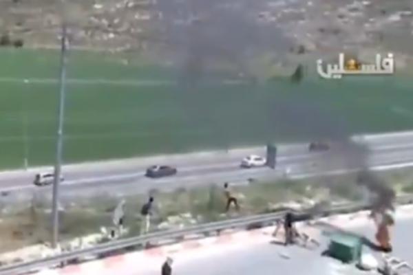 PALESTINSKA DECA SVAKODNEVNO BACAJU KAMENJE NA IZRAELSKA VOZILA! Jezive scene iz okoline Jerusalima (VIDEO)
